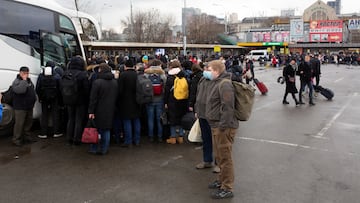 Rusia ha dado comienzo a la guerra con Ucrania iniciando la pasada madrugada una "operación militar especial" en el Donbás. El presidente ruso, Vladímir Putin, ha anunciado la operación y varias ciudades del este ucranio, desde Sloviansk y Kramatorsk a Járkov, a 30 kilómetros de la frontera rusa, fueron agredidas.