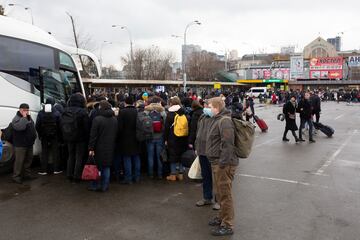 Rusia ha dado comienzo a la guerra con Ucrania iniciando la pasada madrugada una "operación militar especial" en el Donbás. El presidente ruso, Vladímir Putin, ha anunciado la operación y varias ciudades del este ucranio, desde Sloviansk y Kramatorsk a Járkov, a 30 kilómetros de la frontera rusa, fueron agredidas.