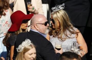 Grand National: Ladies' Day elegance from Aintree