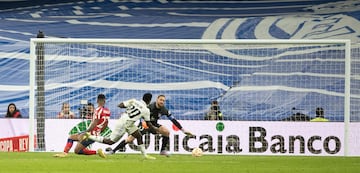 3-1. Vinicius Junior marca el tercer tanto tras una acción individual, su disparo lo ajusta al palo izquierdo de Jan Oblak.