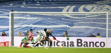 3-1. Vinicius Junior marca el tercer tanto tras una acción individual, su disparo lo ajusta al palo izquierdo de Jan Oblak.