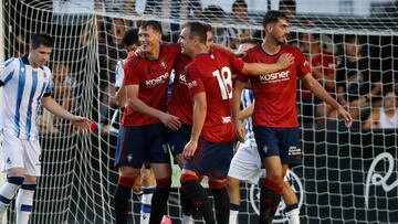 IR?N (GIPUZKOA), 21/07/2023.- Los jugadores de Osasuna celebran su tercer gol, obra de Alejandro Catena, durante el partido amistoso ante la Real Sociedad disputado este viernes en Ir¨²n. EFE/ Juan Herrero
