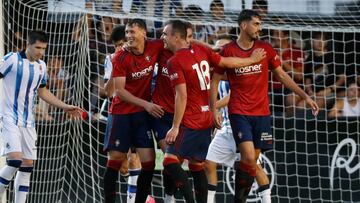 IRÚN (GIPUZKOA), 21/07/2023.- Los jugadores de Osasuna celebran su tercer gol, obra de Alejandro Catena, durante el partido amistoso ante la Real Sociedad disputado este viernes en Irún. EFE/ Juan Herrero
