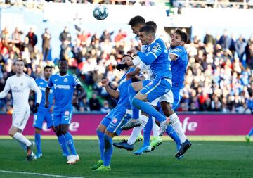 EL jugador del Real Madrid, Varane, marca de cabeza el 0-2 al Getafe.