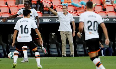 El entrenador español regresó al banquillo valencianista en lo que sería su sexta etapa tras la destitución de Celades en junio de 2020. Dirigió al equipo las seis últimas jornadas de la temporada 2019/2020 dejando al equipo en un modesto noveno puesto en LaLiga. Sumó un total de 6 partidos al frente del equipo. 






















