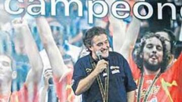 <b>ALABANZA AL JEFE. </b>Pepu Hernández recibió el cariño de la afición y de sus chicos.