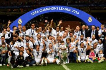 En el estadio de San Siro, los equipos madrile?os volvi¨¢n a enfrentarse en una final. Sergio Ramos y Carrasco marcaron y los 90 minutos quedan en empate. Se lleg¨® a los penaltis, y el fallo de Juanfran hizo al Real Madrid ganador de su Und¨¦cima Champions League.