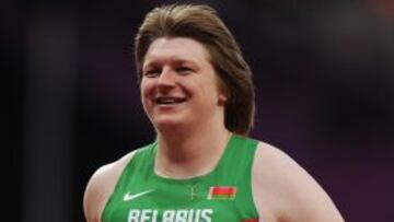 Nadzeya Ostapchuk celebra la medalla de oro lograda en lanzamiento de peso, que finalmente le ha sido retirada tras dar positivo en un control antidopaje.