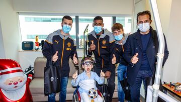 Gayà, Mosquera, Canós y Baraja, junto a uno de los niños.