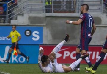 Cristiano Ronaldo y Juncà en la jugada del penalti. 