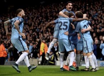 2-1. Kevin De Bruyne celebr¨® el segundo tanto con sus compa?eros.