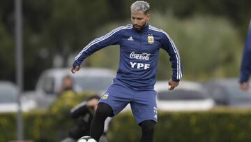 Argentina&#039;s forward Sergio Aguero controls the ball during a training session of the national team in Ezeiza, Buenos Aires, on June 5, 2019, ahead of the Copa America football tournament to be held in Brazil. (Photo by Juan MABROMATA / AFP)