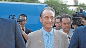 <b>RECLAMO. </b>Manuel Ruiz de Lopera, a su llegada al restaurante donde tuvo lugar la presentación de la nueva marca bética.