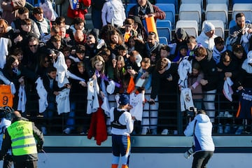 Los jugadores del Real Madrid al final del entrenamiento  atendieron a los aficionados que se dieron cita en el Di Stéfano, un día especial para la comunión del madridismo.