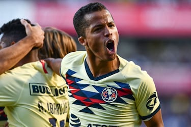 Gio jugó en Barcelona, Tottenham Hotspur, Ipswich Town, Galatasaray, Racing de Santander, Mallorca, Villarreal y LA Galaxy. Actualmente juega en el Club América.