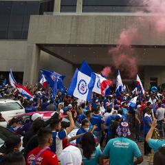 Aficionados llevan serenata a Cruz Azul previo a la Final