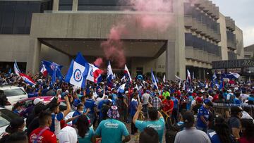 Afici&oacute;n de Cruz Azul realiza serenata en el hotel de concentraci&oacute;n de Cruz Azul