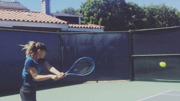 María Sharapova entrena su revés después de superar una lesión de muñeca.