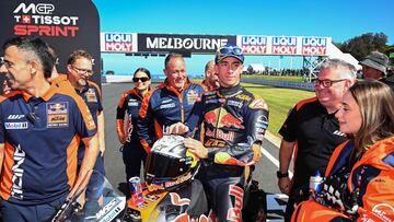 Acosta rodeado de su equipo antes de tomar la salida en el esprint de Australia.