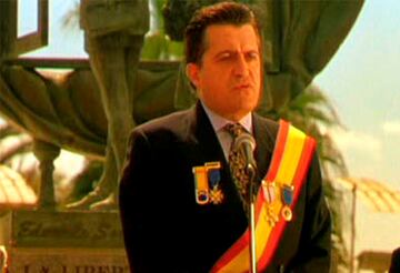 El cómico aparece como jefe de policía que premia a Torrente en el final de la 'Torrente 2'.