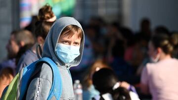 Este 27 de julio, los CDC compartieron una nueva recomendación para los maestros, personal y estudiantes sobre el uso de mascarilla dentro de las escuelas.