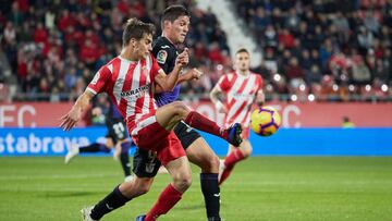 Pere Pons y Guido Carrillo pelean por un balón en el partido entre Girona y Leganés.
