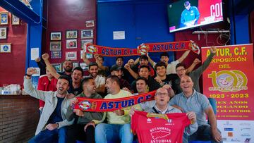 OVIEDO, 10/10/2024.- La plantilla del Astur, club ovetense de la sexta categoría del fútbol español, celebra su emparejamiento con el Real Valladolid en la póxima ronda clasificatoria de la Copa del Rey de fútbol este jueves. EFE/ Paco Paredes