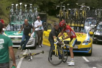 El ciclista español del equipo Tinkoff Saxo, Alberto Contador, cambia de bicicleta durante la decimosexta etapa de la Vuelta a España 2014, con salida en San Martín del Rey Aurelio y llegada al Alto de La Farrapona-Lagos de Somiedo, con un recorrido de 160,5 kilómetros. 