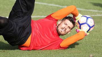 Denis Boyko durante el entrenamiento del M&aacute;laga