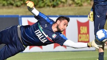 Gianluigi Donnarumma con la selección.