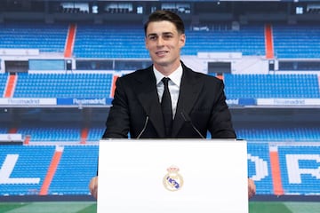 "Hola a todos, lo primero. Obviamente es un día muy feliz, muy especial para mí, para toda mi familia, para todos mis amigos y seres cercanos. Siento felicidad y orgullo de pertenecer al Real Madrid. Es un día para disfrutar y compartir con los más cercanos."