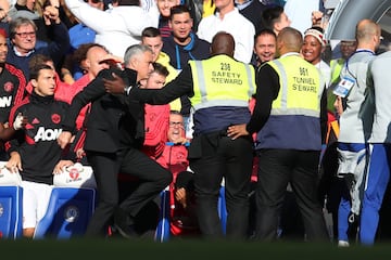 Chelsea - Manchester United: Mourinho's angry scuffle