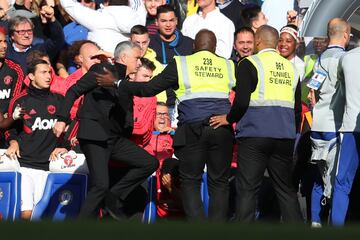 Marco Ianni, técnico asistente de Maurizio Sarri en el Chelsea, celebró el gol de Barkley que significó el empate en el marcador entre Chelsea y Manchester United de forma efusiva enfrente de Mourinho, que entró en cólera.