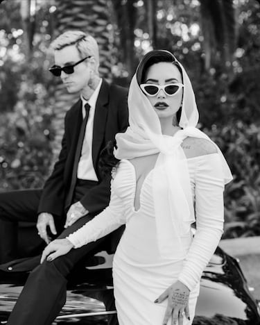 Demi Lovato, tras más de tres años de relación, se ha comprometido con Jordan 'Jutes' Lutes y ha dado el "sí, quiero". La ceremonia se ha celebrado en California según ha informado la revista ' Vogue'. El vestido de la novia lleva la firma de Vivienne Westwood, una diseñadora de moda y empresaria británica, considerada como la principal responsable de la estética asociada con el punk y el new wave.