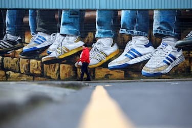 Un aficionado pasa por delante de un gran mural del artista de Liverpool Paul Curtis que hace referencia a la
cultura hooligan en Inglaterra. La pintura se encuentra en el estadio Prenton Park, en Birkenhead (Merseyside),
donde el equipo femenino del Liverpool perdió 0-2 en cuartos de final de la FA Cup ante el Leicester City.