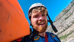 Bren Orton con su kayak en una montaña.