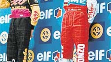 <b>EL NÚMERO UNO. </b>Alonso, en el podio de su primer Mundial.