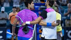 Miami (Usa), 26/03/2024.- Carlos Alcaraz of Spain (L) embraces Lorenzo Musetti of Italy after winning their men's round of 16 tennis match at the 2024 Miami Open tennis tournament, in Miami, Florida, USA, 26 March 2024. (Tenis, Italia, España) EFE/EPA/CRISTOBAL HERRERA-ULASHKEVICH
