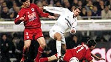 <b>TOCADO</B>. Zidane salió en el minuto 60 a pesar de tener molestias en la espalda por una lumbalgia.