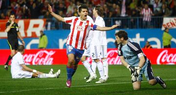 Agüero en uno de sus goles al Real Madrid, en un derbi en 2011.