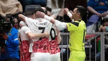 Jugadores de ElPozo celebran uno de los goles ante Valdepe&ntilde;as en la Copa de Espa&ntilde;a.