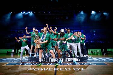 El Unicaja de Málaga, campeón de la Basket Champions League tras ganar 67-83 al Galatasaray. Segundo año consecutivo que conquista el trofeo.