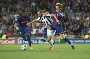 Higuain entre Umtiti y Rakitic.