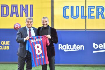 El lateral derecho brasileño Dani Alves vuelve a la que fue su casa y ha sido presentado de nuevo en el Camp Nou.  El brasileño se mostró exultante durante su acto.