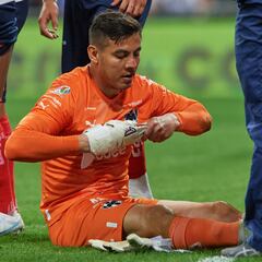 Luis Cárdenas, fracturado; Vucetich se enoja con el VAR