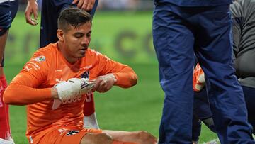 El portero de Monterrey, Luis Cárdenas, recibe atenciones médicas tras un fuerte impacto en el rostro que le provocó una lesión