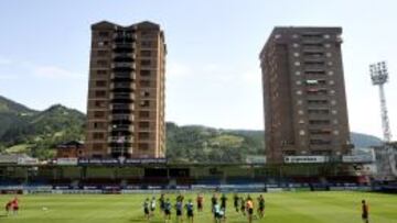 El Estadio de Ipur&uacute;a y el Eibar entrenando.