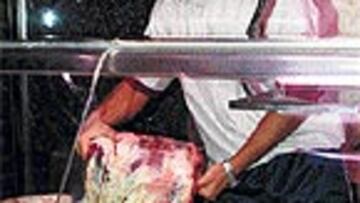 <b>COMIENZA A LAS 7:30</B> Todavía no ha amanecido cuando Roberto llega a la carnicería situada en el centro de Vallecas.