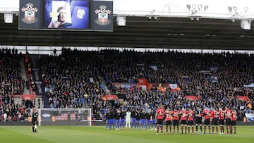 Jugadores del Southampton y del Cardiff City guardan un minuto de silencio en memoria de Emiliano Sala.