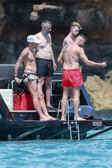 El lateral izquierdo del Real Madrid Theo Hern¨¢ndez se encuentra de vacaciones en Ibiza junto a sus amigos y pareja para relajarse antes de decidir su futuro.